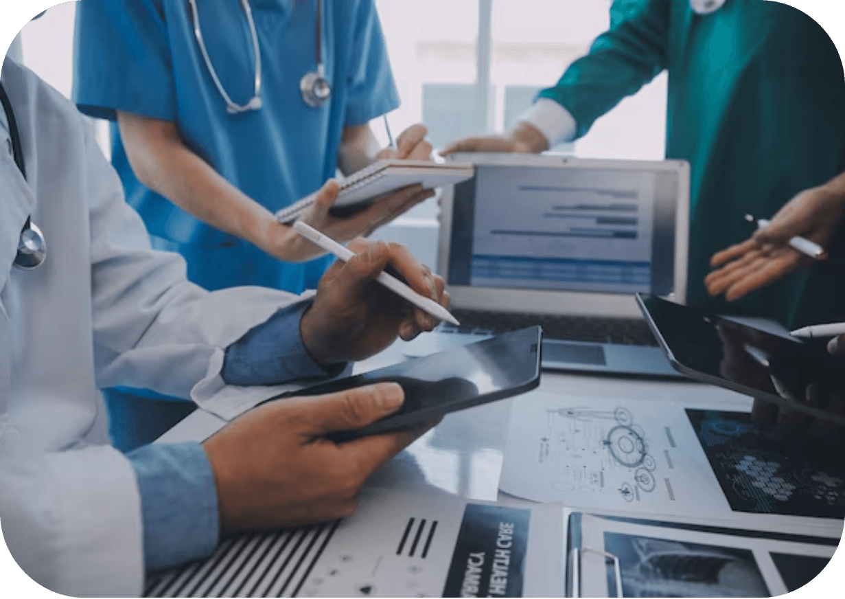 Doctors-discuss-chronic-care-management-during-meeting