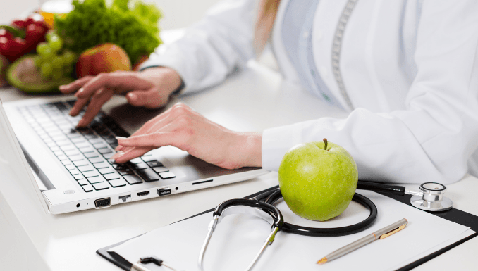 Female-scientist-healthy-food-nutrition-coaching.
