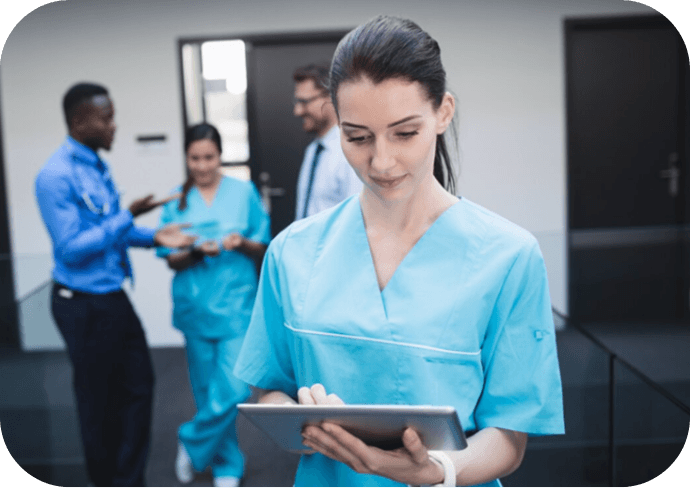 Nurse-uses-tablet-for-Transitional-Care-Management.