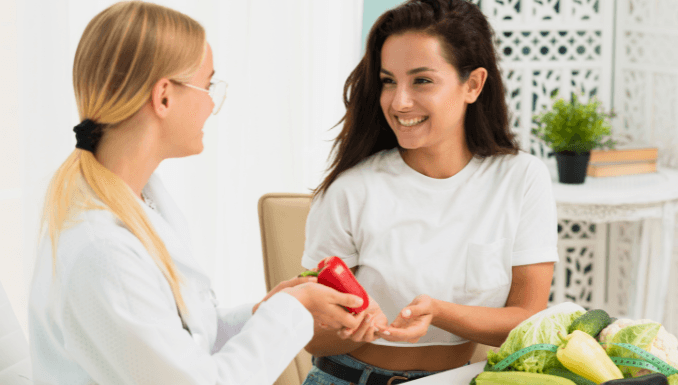 Women-health-Nutritionist-and-patient-discuss-healthy-food.