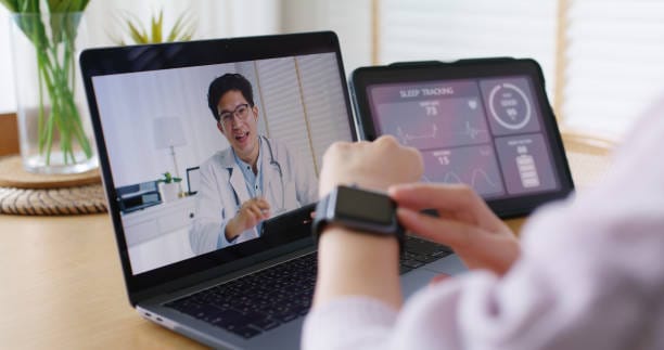 doctor-reviews-vitals-via-remote-patient-monitoring-software-in-session